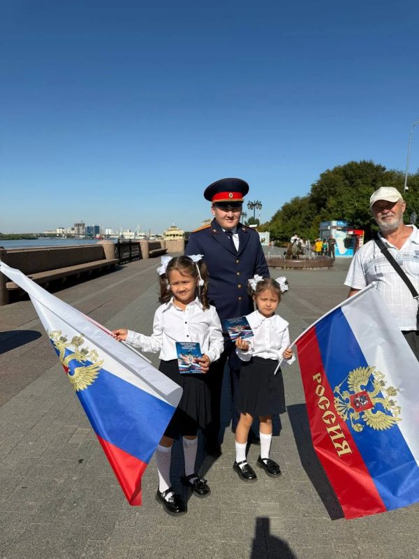 Представители Западного МСУТ СК России приняли участие в мероприятиях ко Дню Государственного флага в Калининграде и Астрахани Представители Западного МСУТ СК России приняли участие в мероприятиях ко Дню Государственного флага в Калининграде и Астрахани