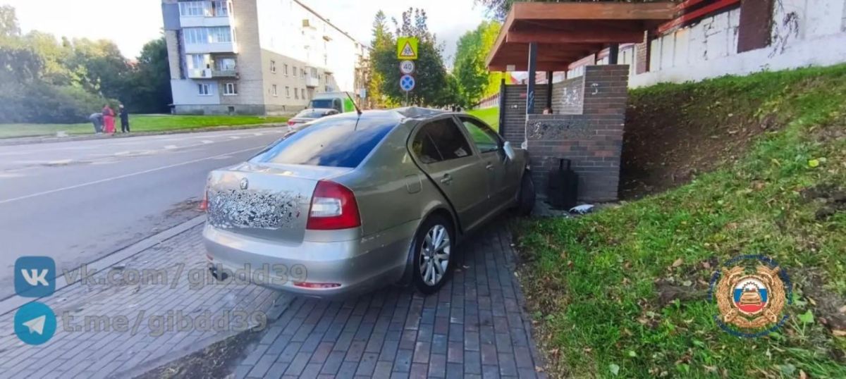 В Гвардейске машина наехала на препятствие, перевернулась и врезалась в автобусную остановку