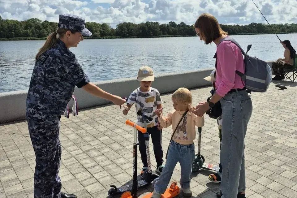 Росгвардейцы провели акцию «С флагом на сердце» в День Государственного флага