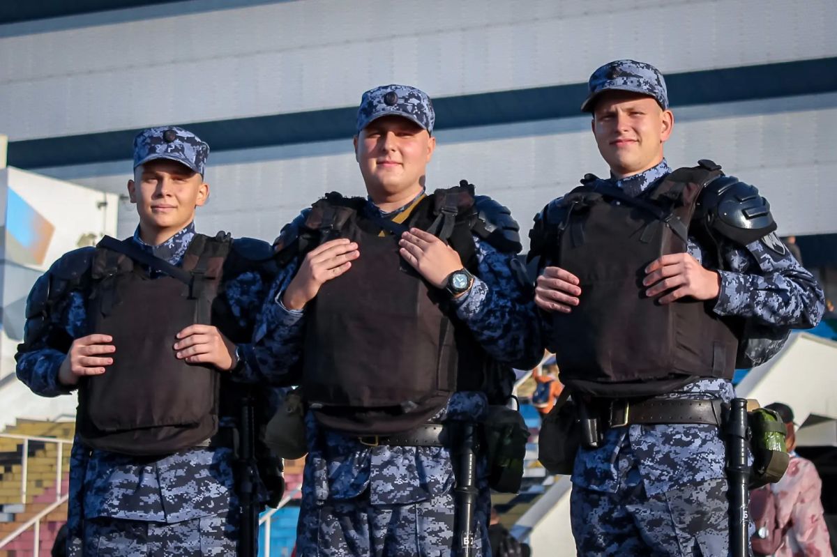 В эти минуты на калининградском стадионе «Ростех Арена» военнослужащие специального моторизованного полка Северо-Западного округа Росгвардии и сотрудники ОМОН «Град» Росгвардии обеспечивают безопасность проведения... В эти минуты на калининградском стадионе «Ростех Арена» военнослужащие специального моторизованного полка Северо-Западного округа Росгвардии и сотрудники ОМОН «Град» Росгвардии обеспечивают безопасность проведения...