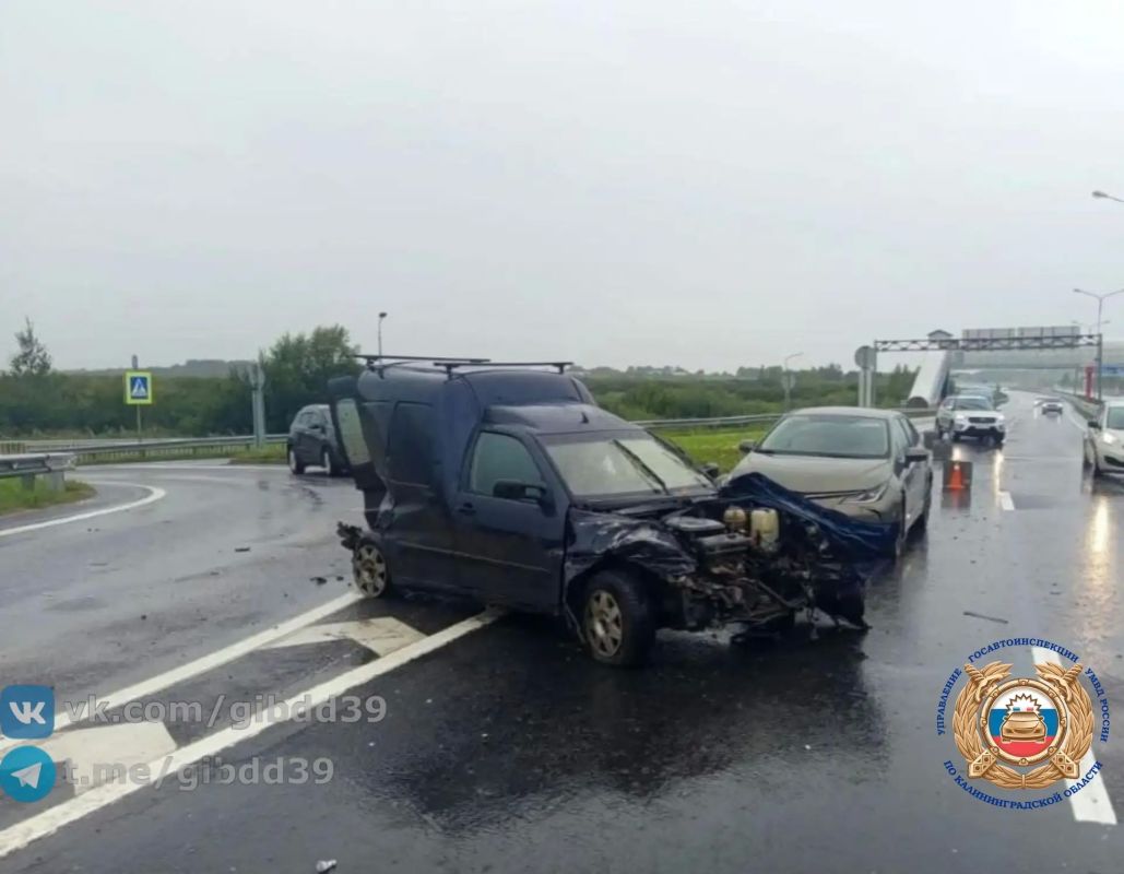 По предварительным данным, 24.08.2026 около 13:30 на 21 км + 800 м автодороги «Калининград - Черняховск - Нестеров», водитель 1999 года рождения, управляя автомобилем «Фольксваген» не справился с управлением, совершил наезд...