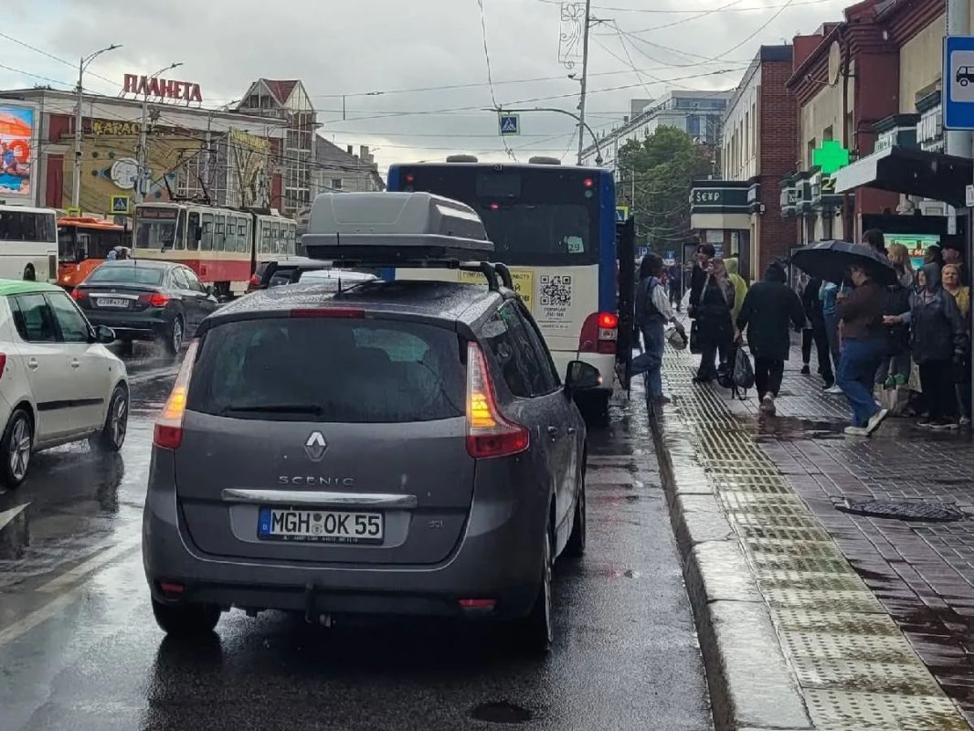 «Я на секунду»: немец научился в Калининграде вставать под аварийку