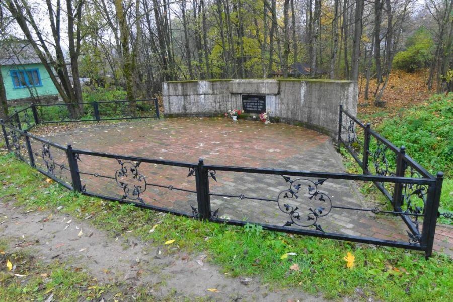 В Володаровке две братские могилы признали объектами культурного наследия В Володаровке две братские могилы признали объектами культурного наследия