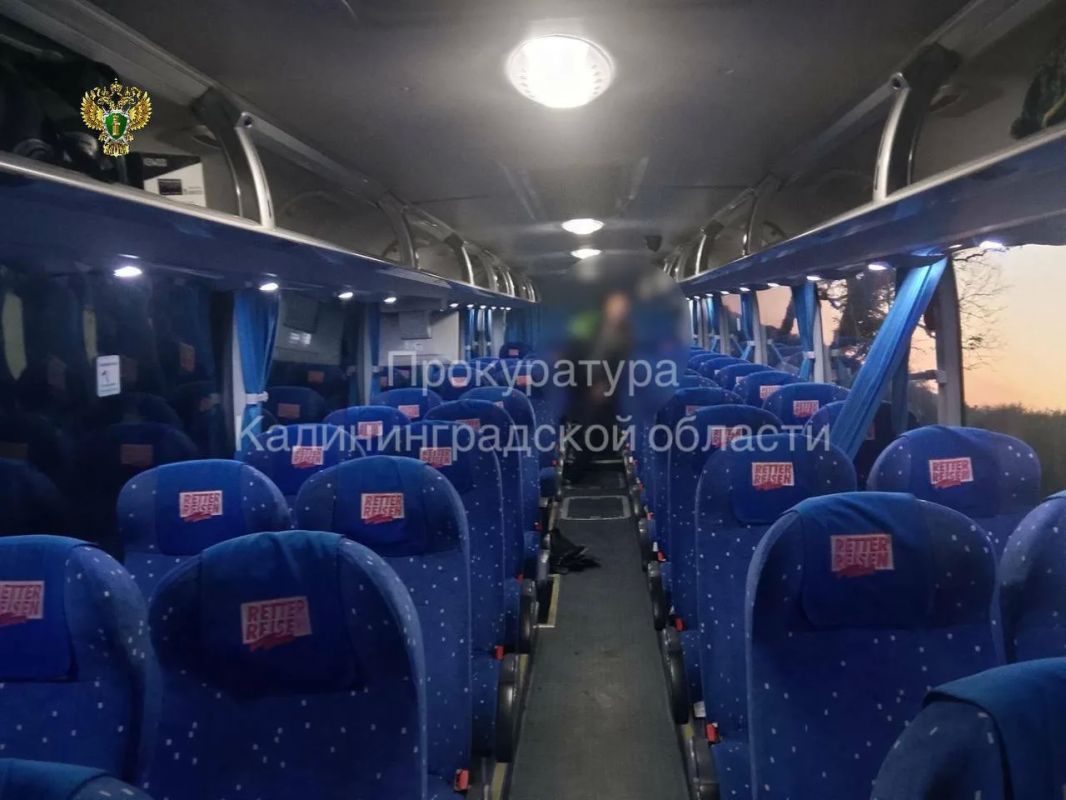 Пассажирский автобус съехал в кювет на трассе Романово — Калининград, пострадали двое детей Пассажирский автобус съехал в кювет на трассе Романово — Калининград, пострадали двое детей