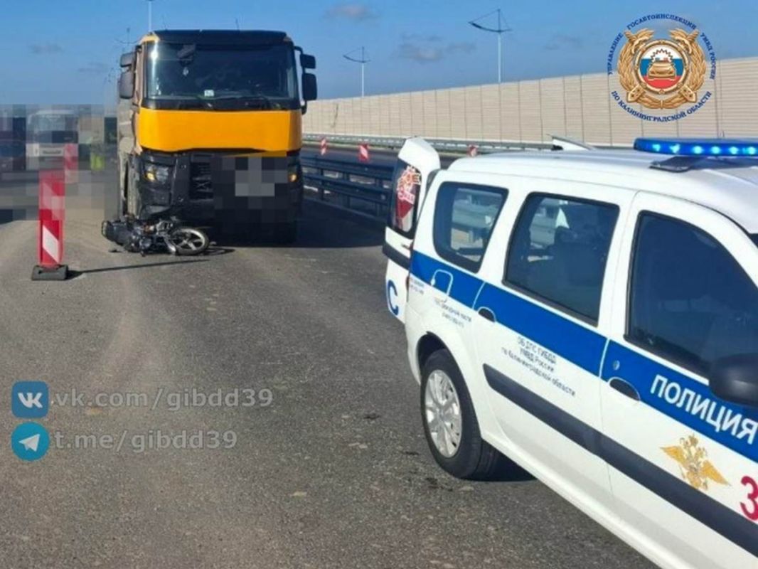На окружной Калининграда песковоз подмял мотоцикл с женщиной