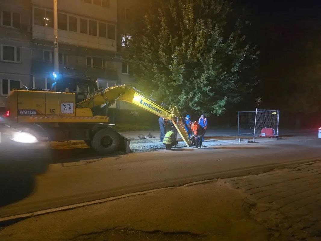 Елена Дятлова: В районе Дзержинского, 102 д снова коммунальная авария Елена Дятлова: В районе Дзержинского, 102 д снова коммунальная авария