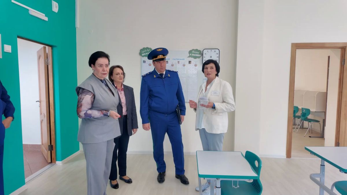 Прокурор области Максим Попов посетил образовательные учреждения в Калининграде и Гурьевске, в которых проводились работы по капитальному ремонту