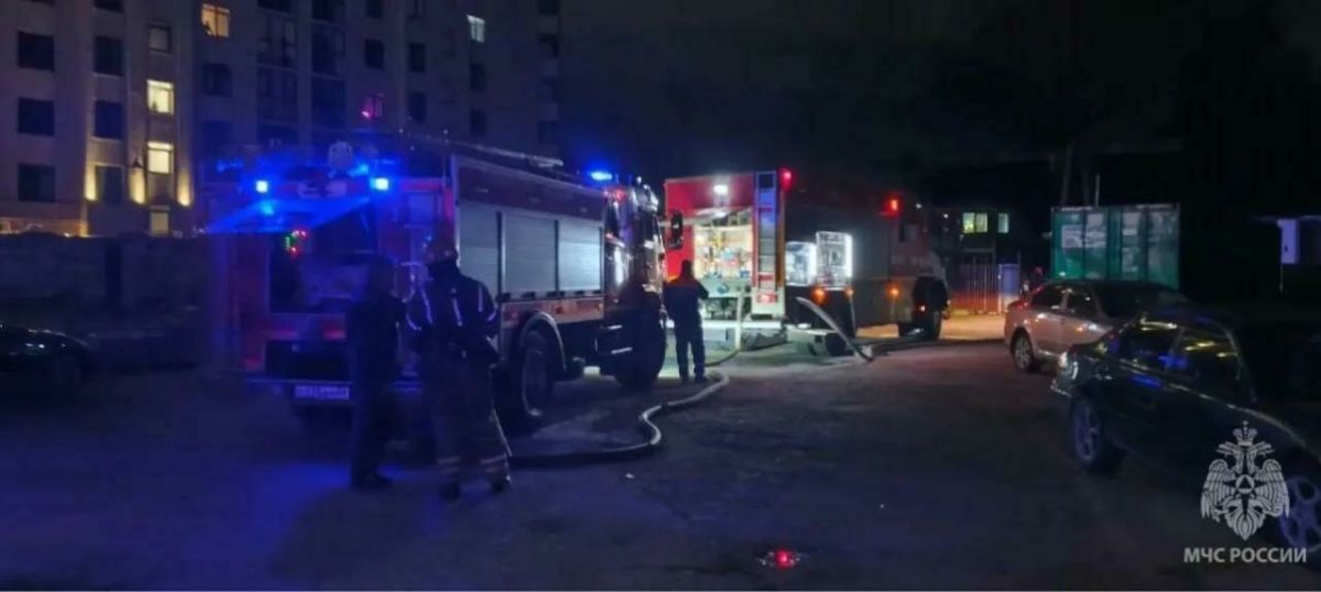 В автосервисе, горевшем на Артиллерийской ночью, от жара оплавились детали легковушки В автосервисе, горевшем на Артиллерийской ночью, от жара оплавились детали легковушки