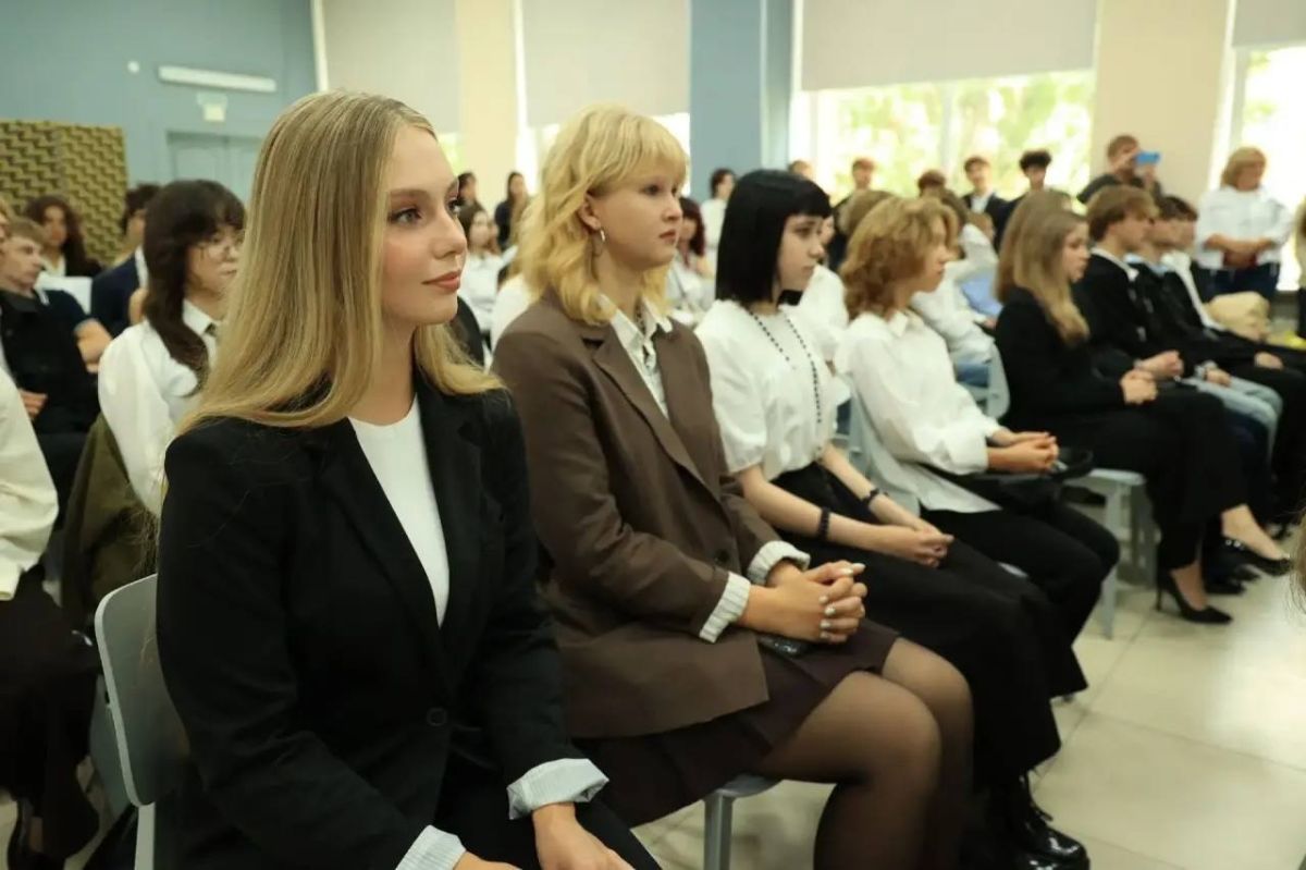 День знаний в Калининграде: 68,5 тысячи школьников снова сели за парты День знаний в Калининграде: 68,5 тысячи школьников снова сели за парты