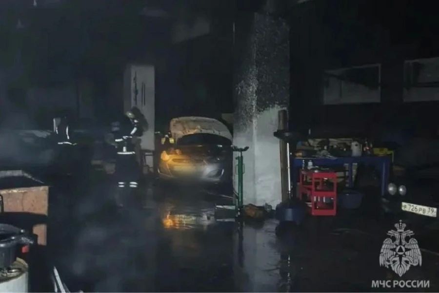 В Калининграде произошел пожар в автосервисе на Артиллерийской