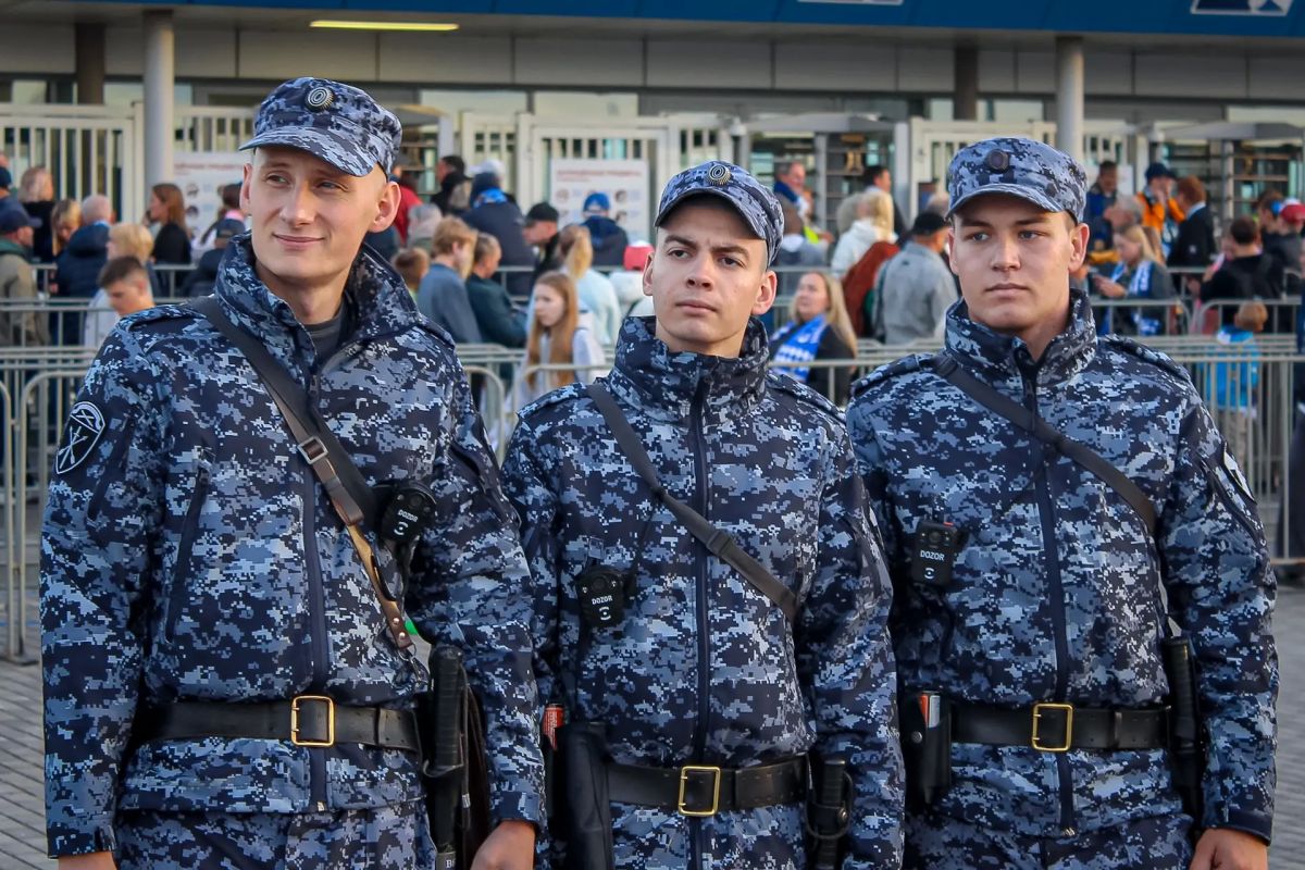 Сегодня на калининградском стадионе «Ростех Арена» военнослужащие специального моторизованного полка Северо-Западного округа Росгвардии и сотрудники ОМОН «Град» Росгвардии обеспечивают безопасность проведения футбольного... Сегодня на калининградском стадионе «Ростех Арена» военнослужащие специального моторизованного полка Северо-Западного округа Росгвардии и сотрудники ОМОН «Град» Росгвардии обеспечивают безопасность проведения футбольного...