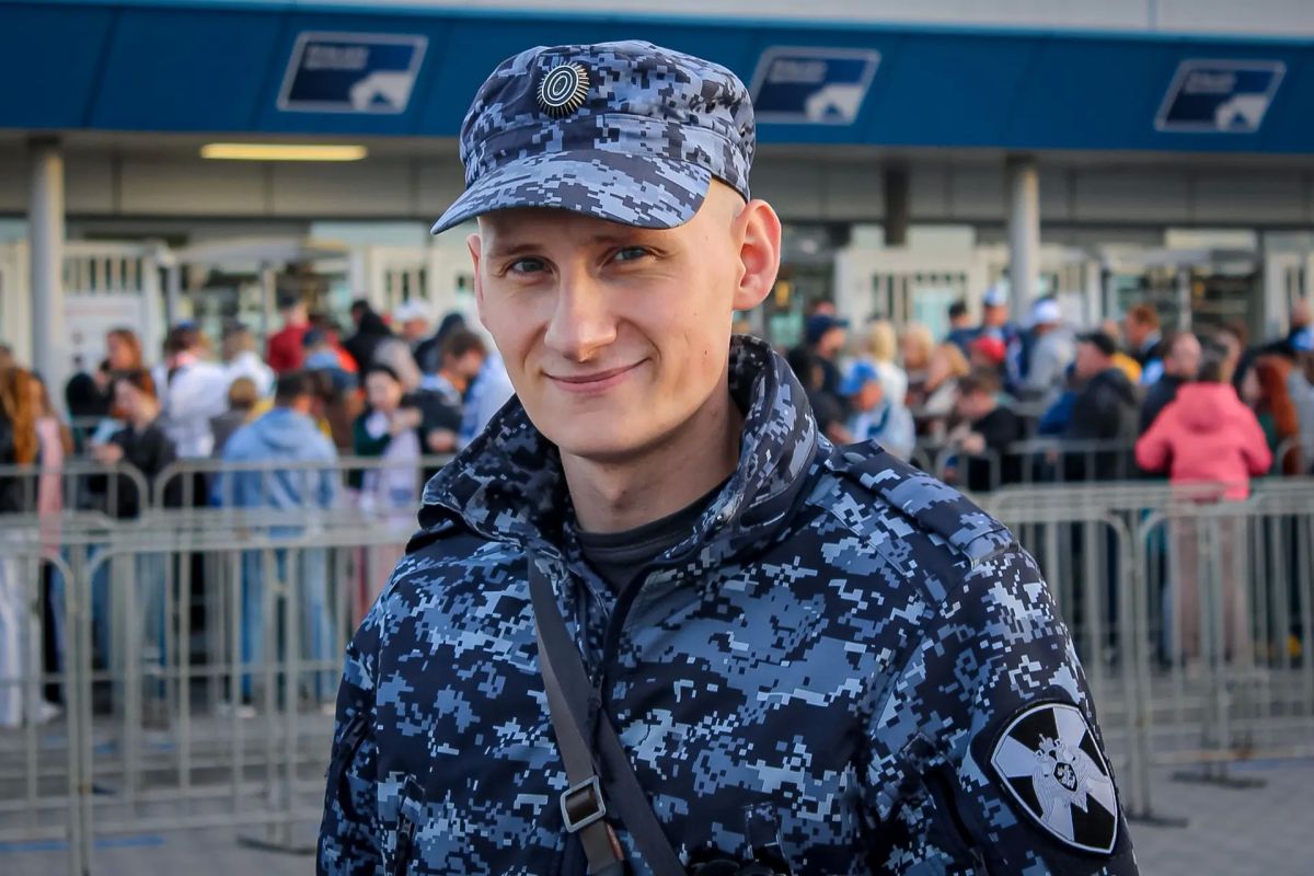Сегодня на калининградском стадионе «Ростех Арена» военнослужащие специального моторизованного полка Северо-Западного округа Росгвардии и сотрудники ОМОН «Град» Росгвардии обеспечивают безопасность проведения футбольного... Сегодня на калининградском стадионе «Ростех Арена» военнослужащие специального моторизованного полка Северо-Западного округа Росгвардии и сотрудники ОМОН «Град» Росгвардии обеспечивают безопасность проведения футбольного...