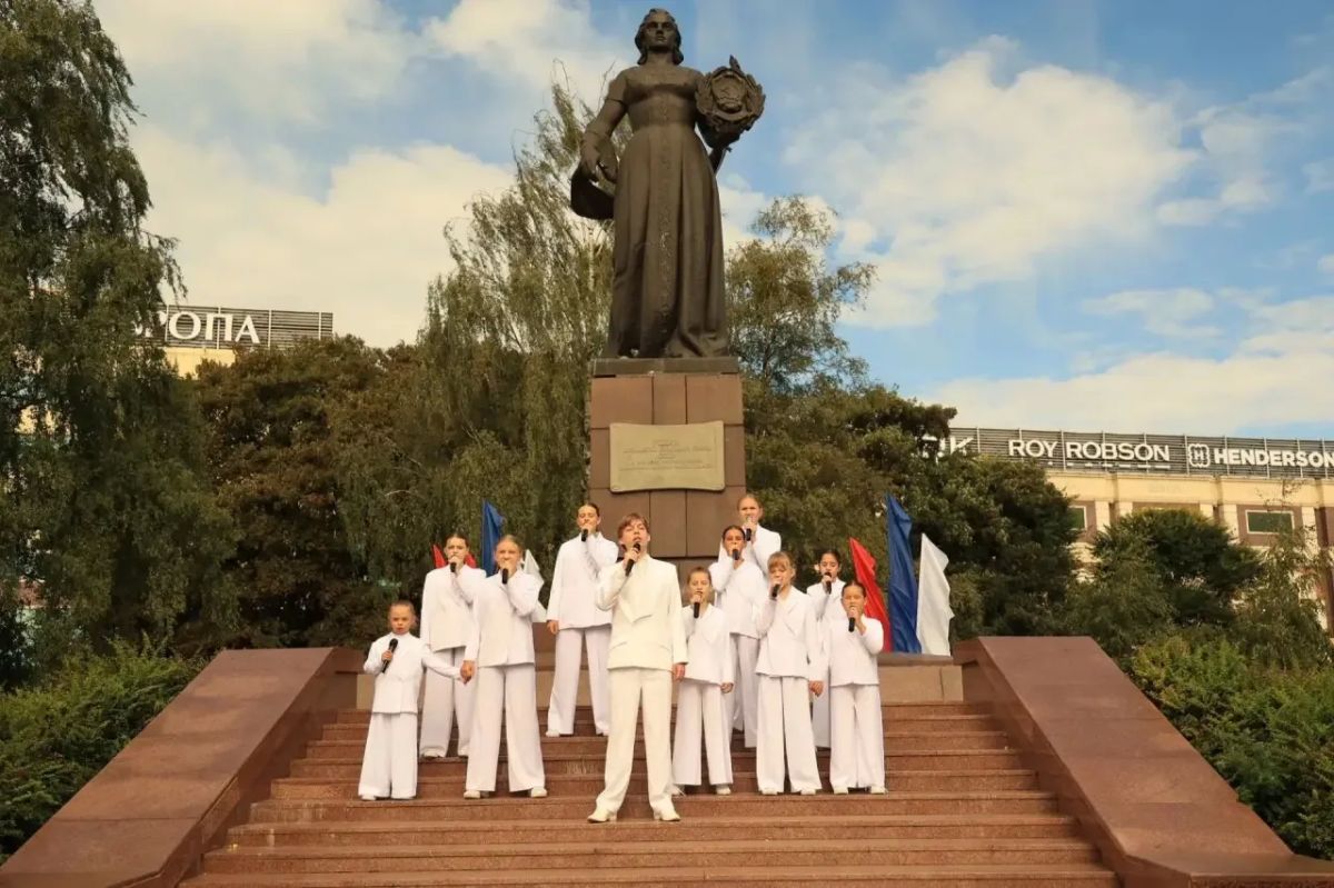Елена Дятлова: Вместе с жителями города, курсантами, студентами и кадетами почтили память жертв терроризма у монумента «МатьРоссия» Елена Дятлова: Вместе с жителями города, курсантами, студентами и кадетами почтили память жертв терроризма у монумента «МатьРоссия»