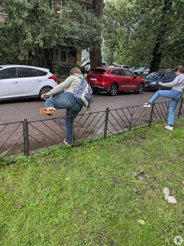 До поликлиники — вплавь или через забор: калининградцам после дождя пришлось искать обходной путь До поликлиники — вплавь или через забор: калининградцам после дождя пришлось искать обходной путь