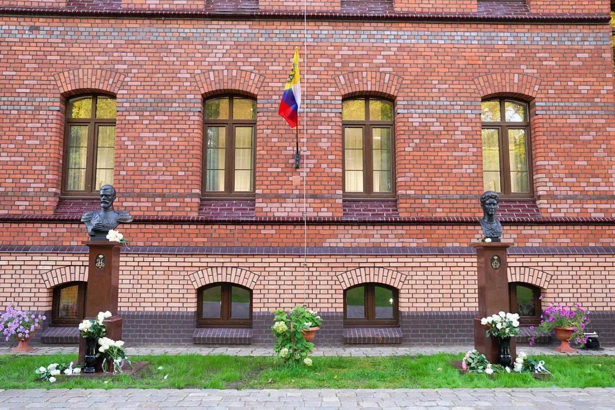 Убитым большевиками в Екатеринбурге поставили два памятника в Гусеве Убитым большевиками в Екатеринбурге поставили два памятника в Гусеве
