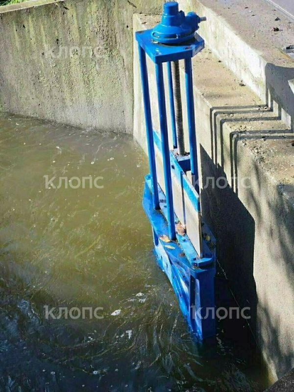 В Калининграде после ливней у Летнего озера начали размываться берега возле двух мостов В Калининграде после ливней у Летнего озера начали размываться берега возле двух мостов