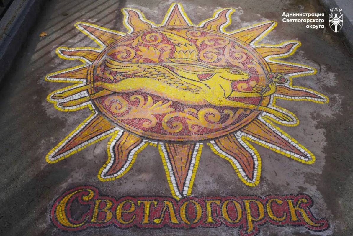 В Светлогорске художники «Мозаичного пути» завершили монтаж мозаичных панно на улице Пушкина В Светлогорске художники «Мозаичного пути» завершили монтаж мозаичных панно на улице Пушкина