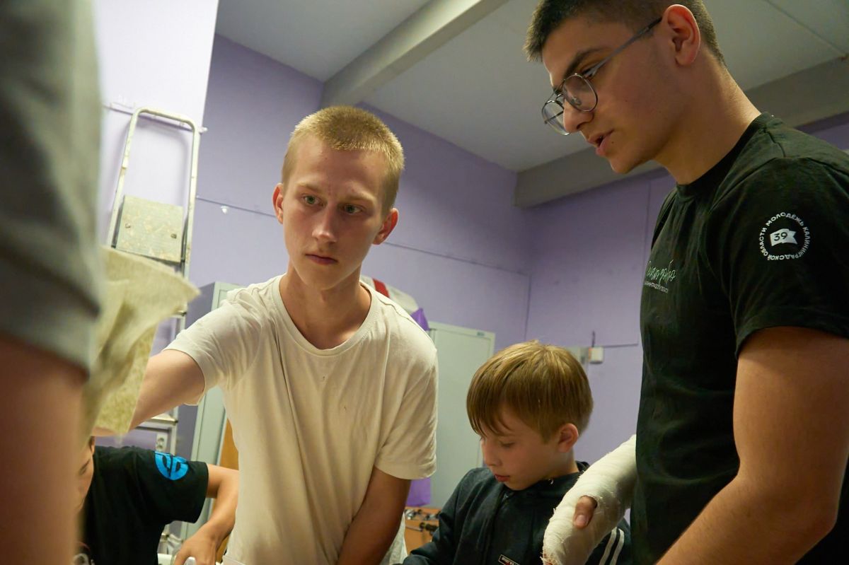 Даже в самые дождливые дни мы собираемся вместе Даже в самые дождливые дни мы собираемся вместе