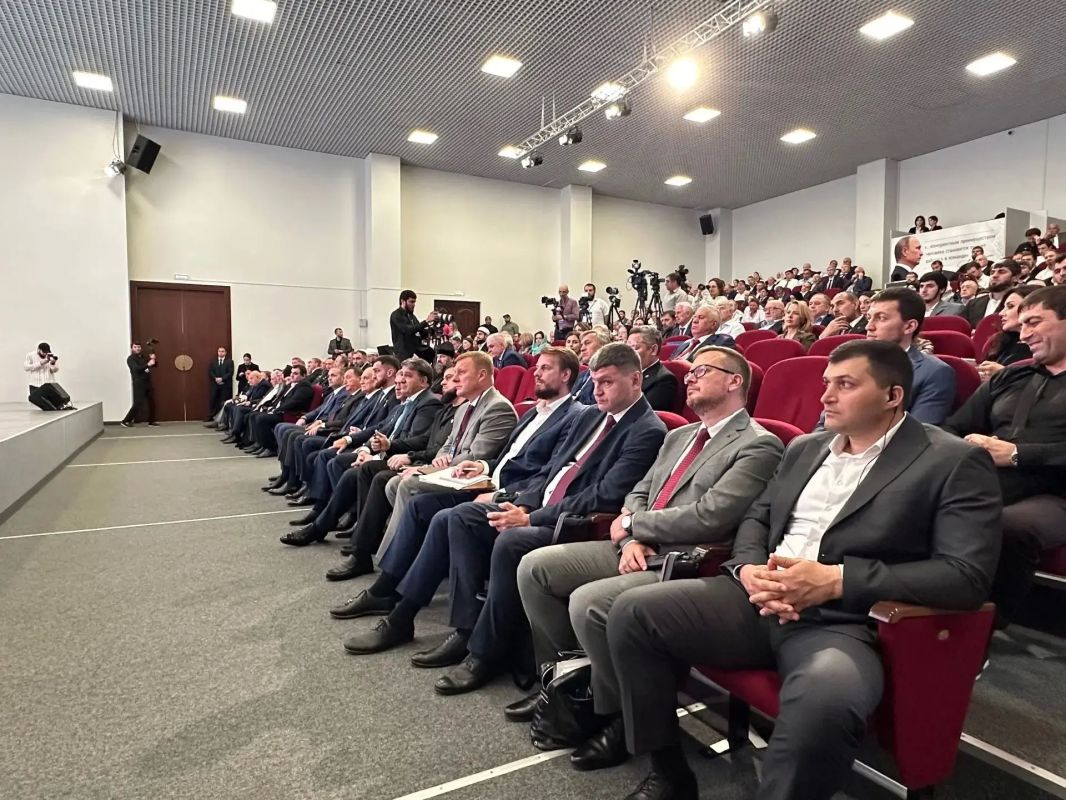 В Махачкале представители федеральных и региональных органов власти, экспертного и общественного сообщества обсудили ключевые задачи государственной национальной политики России — укрепление общероссийской гражданской... В Махачкале представители федеральных и региональных органов власти, экспертного и общественного сообщества обсудили ключевые задачи государственной национальной политики России — укрепление общероссийской гражданской...