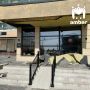 Обшивка с козырька "Поварёшки" на Ленинском рухнула на голову прохожего