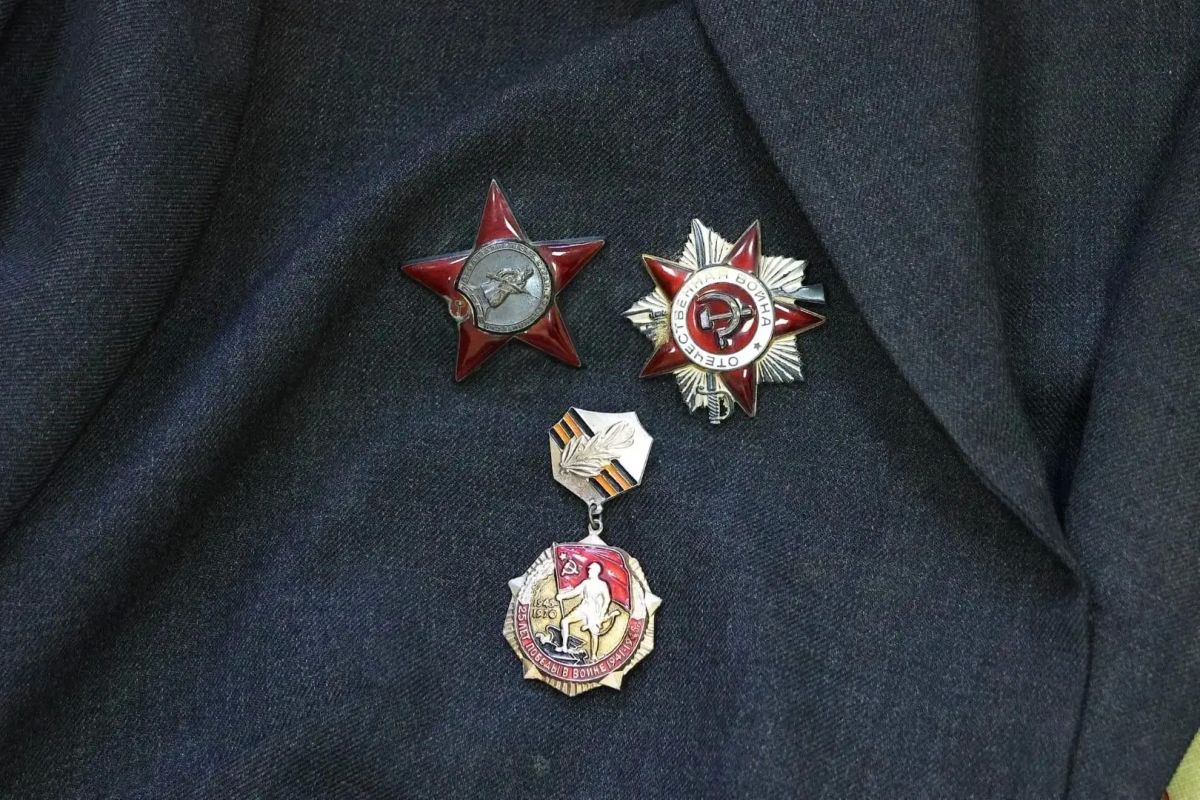 Жительница Балтийска передала награды родителей-ветеранов в музей