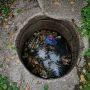В канализации Калининграда выловили розовые штаны, подгузники и прочий мусор