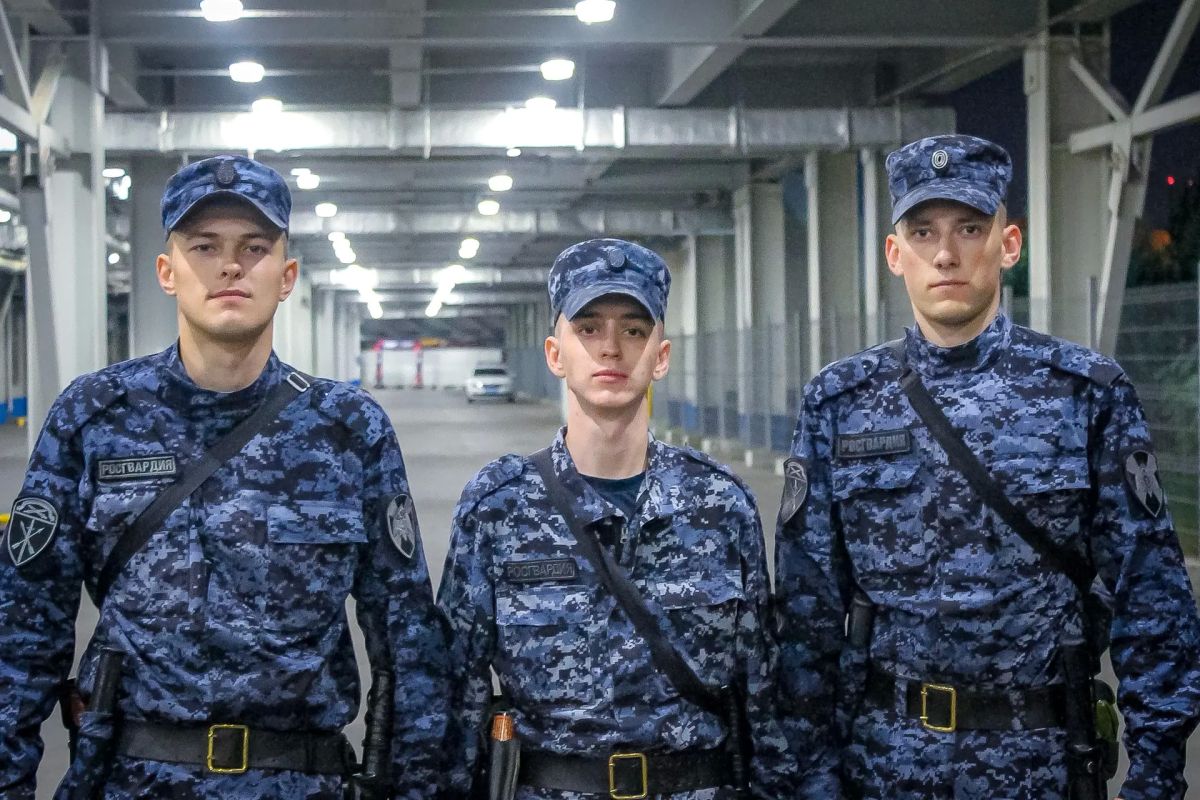Сегодня в Калининграде на стадионе «Ростех Арена» военнослужащие специального моторизованного полка Северо-Западного округа Росгвардии и сотрудники ОМОН «Град» Росгвардии обеспечивают безопасность проведения футбольного... Сегодня в Калининграде на стадионе «Ростех Арена» военнослужащие специального моторизованного полка Северо-Западного округа Росгвардии и сотрудники ОМОН «Град» Росгвардии обеспечивают безопасность проведения футбольного...