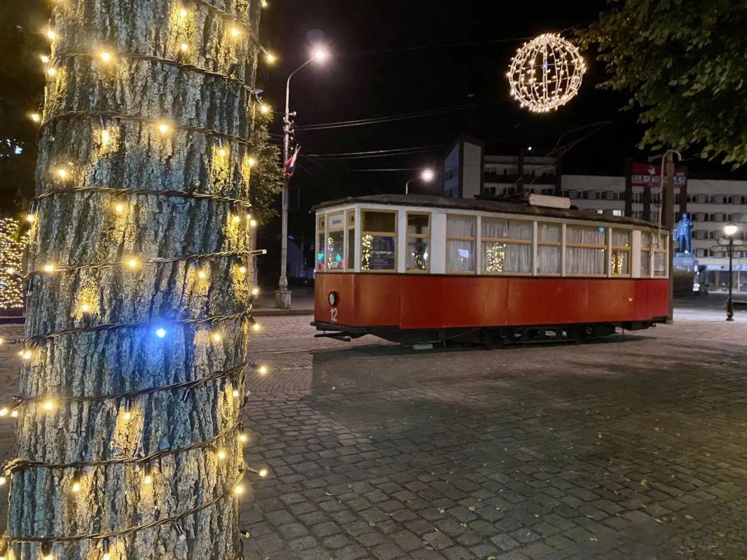 До наступления Нового года осталась чуть больше ста дней, но центральная улица Советска уже сияет огнями гирлянд До наступления Нового года осталась чуть больше ста дней, но центральная улица Советска уже сияет огнями гирлянд