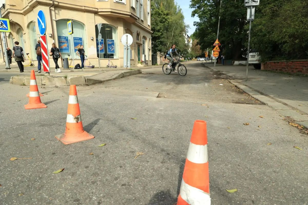 Прямо сейчас на улице Палубной идут подготовительные работы – уже завтра там появится новый асфальт Прямо сейчас на улице Палубной идут подготовительные работы – уже завтра там появится новый асфальт