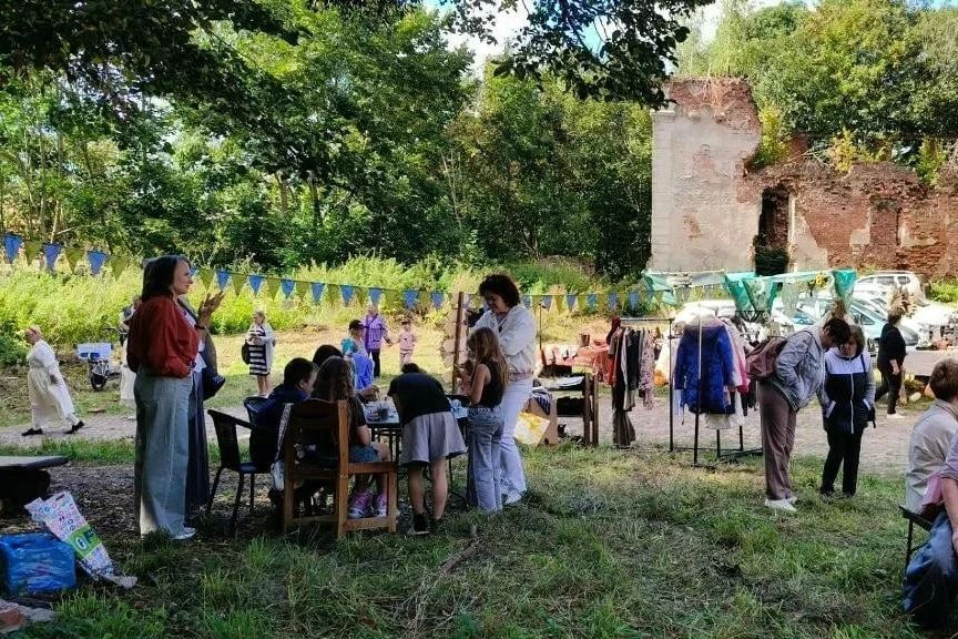 В посёлке Железнодорожный Правдинского округа территория у стен древнего замка Гердауэн наполнилась ароматами свежего хлеба и звонким смехом – там прошла осенняя ярмарка В посёлке Железнодорожный Правдинского округа территория у стен древнего замка Гердауэн наполнилась ароматами свежего хлеба и звонким смехом – там прошла осенняя ярмарка