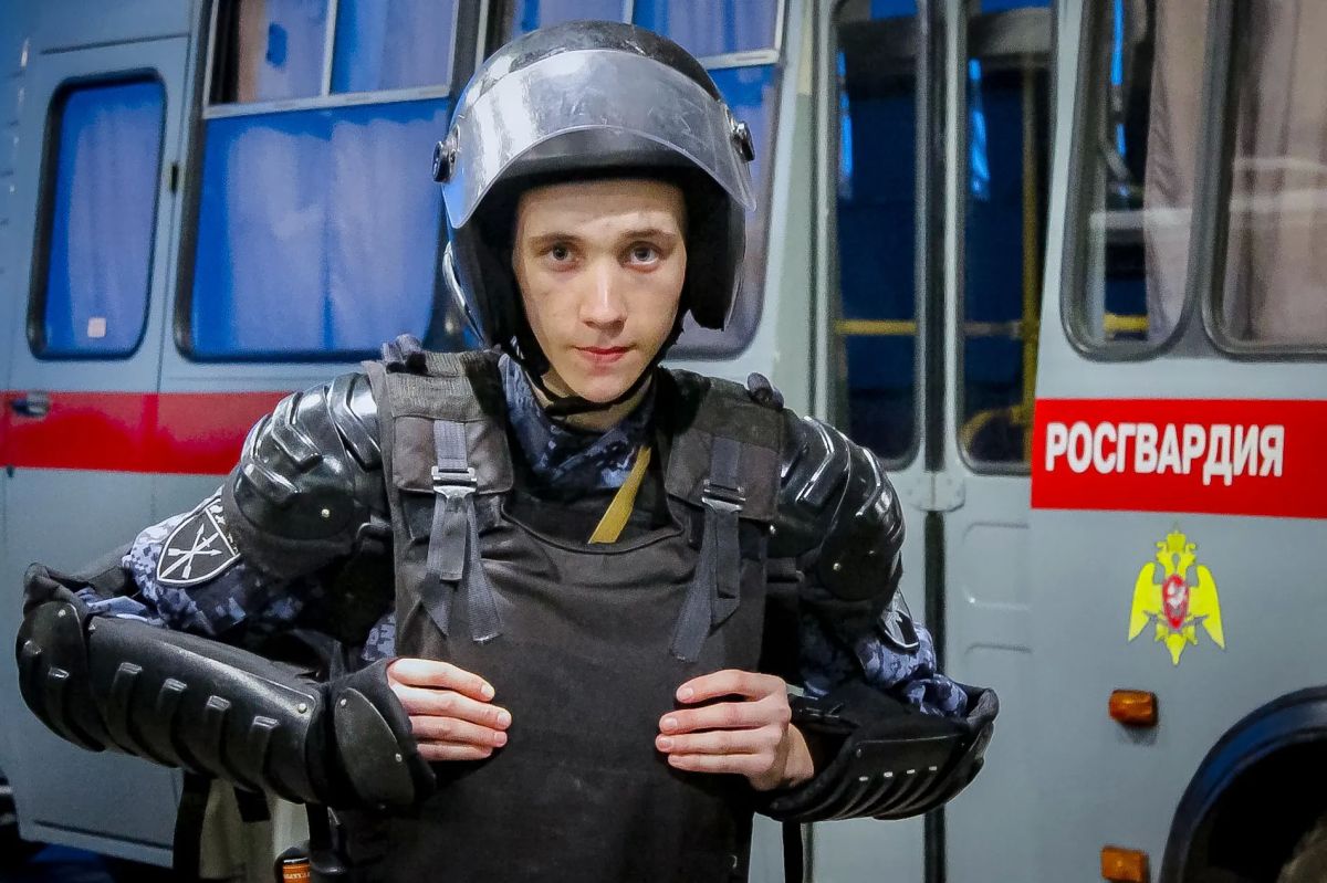 Сегодня в Калининграде на стадионе «Ростех Арена» военнослужащие специального моторизованного полка Северо-Западного округа Росгвардии и сотрудники ОМОН «Град» Росгвардии обеспечивают безопасность проведения футбольного... Сегодня в Калининграде на стадионе «Ростех Арена» военнослужащие специального моторизованного полка Северо-Западного округа Росгвардии и сотрудники ОМОН «Град» Росгвардии обеспечивают безопасность проведения футбольного...