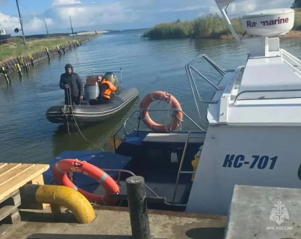 На Куршском заливе помогли двум рыбакам, у которых закончилось топливо На Куршском заливе помогли двум рыбакам, у которых закончилось топливо