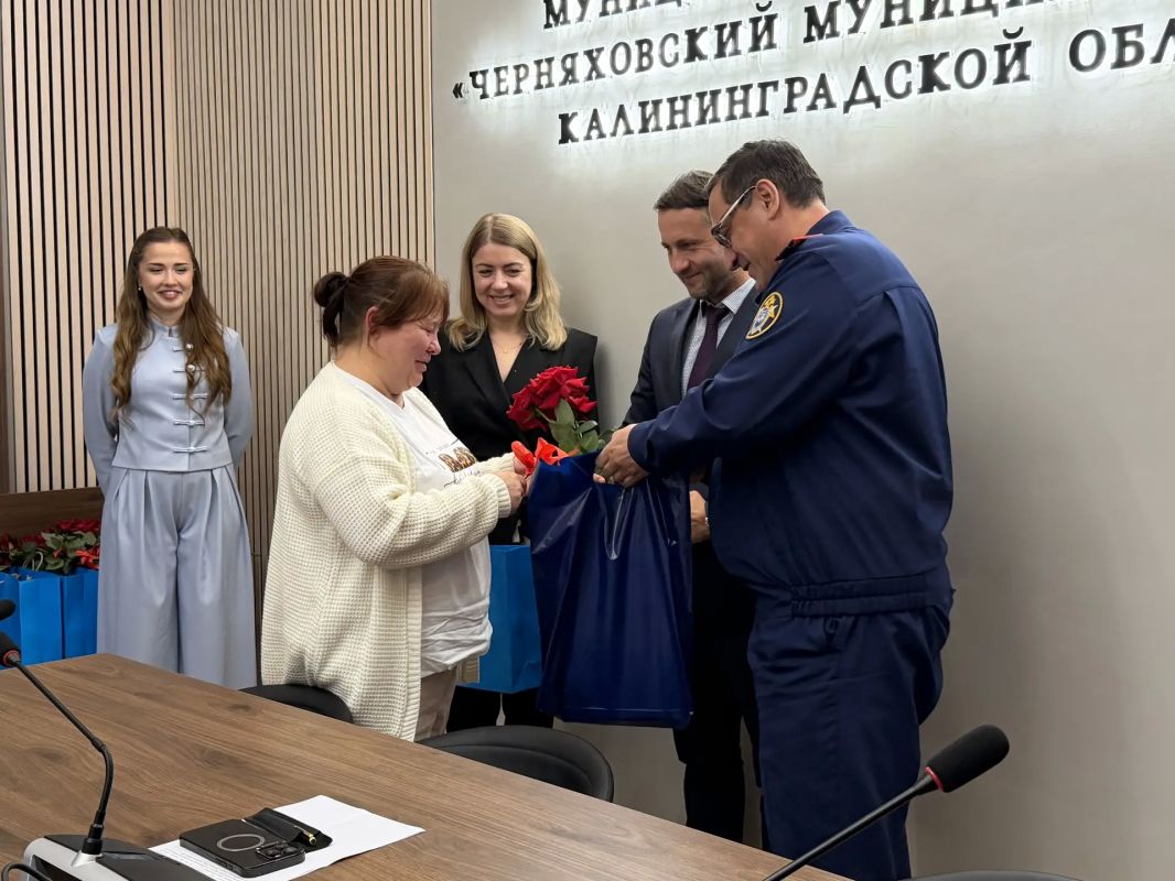 Руководитель следственного управления СК России по Калининградской области вручил ключи от новых квартир жителям аварийного дома Руководитель следственного управления СК России по Калининградской области вручил ключи от новых квартир жителям аварийного дома