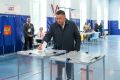 Полпред президента в СЗФО Игорь Руденя проголосовал на выборах депутатов Госдумы в одной из школ Петроградского района Санкт-Петербурга