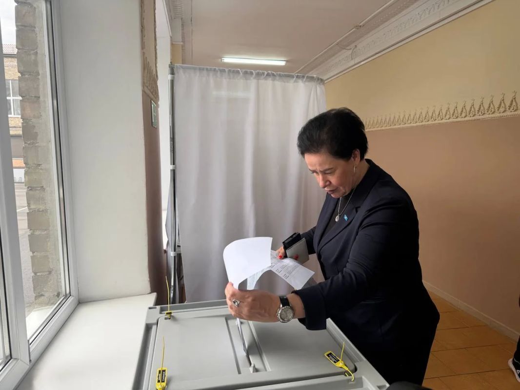 Сити-менеджер Калининграда Елена Дятлова одной из первых пришла на избирательный участок в день выборов