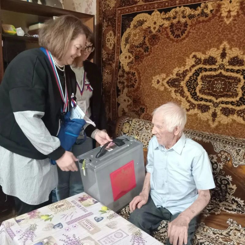 Голосование на дому!. Сегодня на дому проголосовал Валентин Яковлевич Ермолаев — ветеран Великой Отечественной войны, ему 98 лет