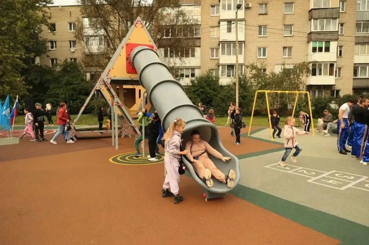 На улице Дзержинского открылась новая спортивная площадка На улице Дзержинского открылась новая спортивная площадка