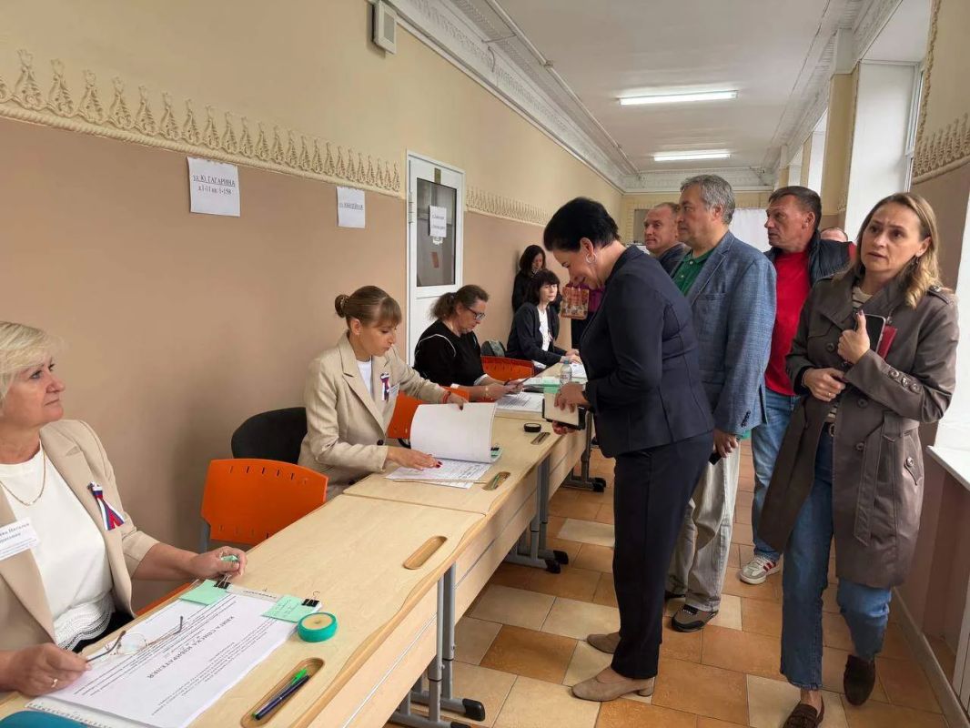 Сити-менеджер Калининграда Елена Дятлова одной из первых пришла на избирательный участок в день выборов Сити-менеджер Калининграда Елена Дятлова одной из первых пришла на избирательный участок в день выборов