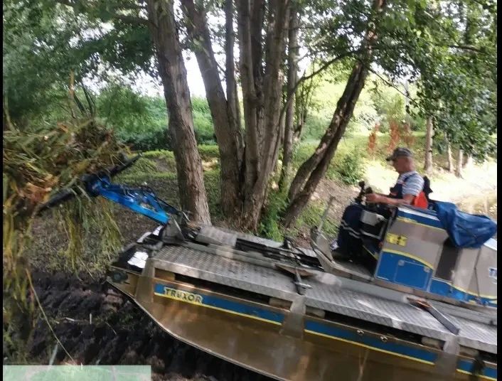 Елена Дятлова: Продолжаем очистку городских водоёмов с помощью специализированных машинамфибий Елена Дятлова: Продолжаем очистку городских водоёмов с помощью специализированных машинамфибий