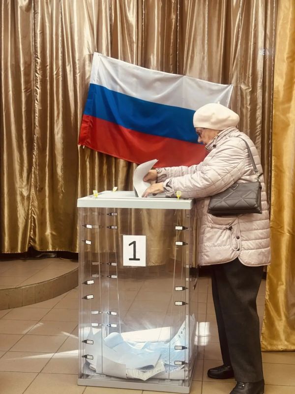 В посёлке Рассвет Гурьевского округа на избирательном участке №93 проголосовала за будущее своей Родины Мария Михайловна Почечура В посёлке Рассвет Гурьевского округа на избирательном участке №93 проголосовала за будущее своей Родины Мария Михайловна Почечура