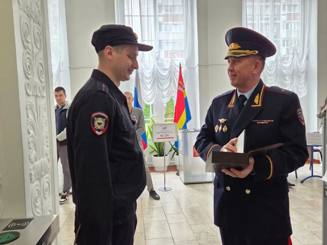 Генерал-майор полиции Вадим Ятайкин проверил обеспечение правопорядка на избирательных участках в дни голосования Генерал-майор полиции Вадим Ятайкин проверил обеспечение правопорядка на избирательных участках в дни голосования