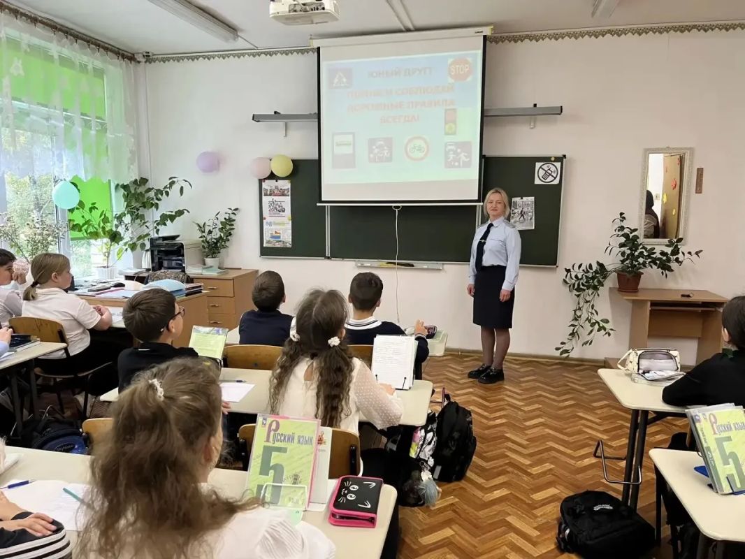 В рамках «Недели безопасности дорожного движения» сотрудники Госавтоинспекции МО МВД России «Советский» провели профилактическую беседу с учащимися среднего звена МАОУ «Славская СОШ»