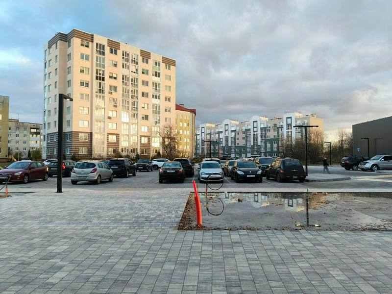 В Пионерском мужчина вывалил свои семейные разборки на чужие автомобили