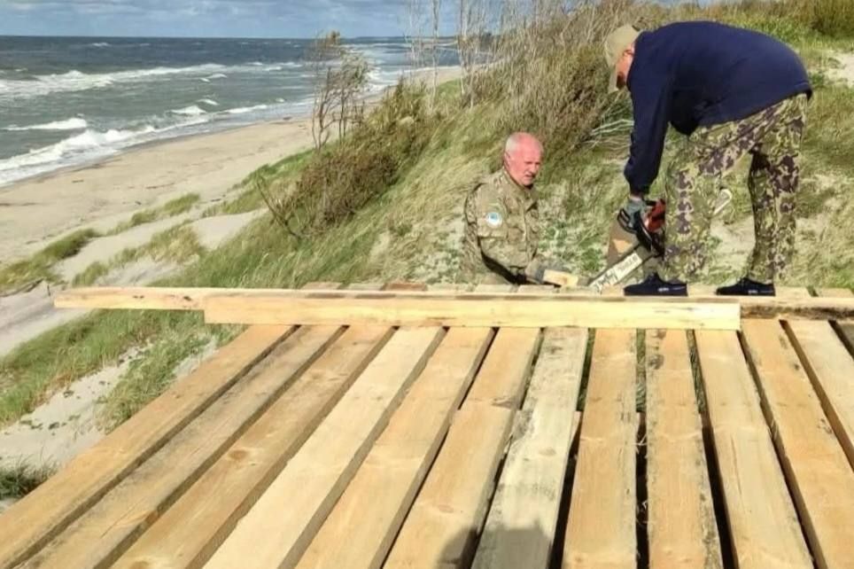 На Куршской косе начали ремонтировать спуск к морю На Куршской косе начали ремонтировать спуск к морю