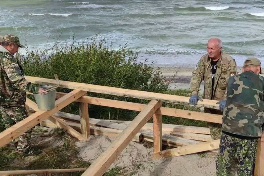 На Куршской косе начали ремонтировать спуск к морю На Куршской косе начали ремонтировать спуск к морю