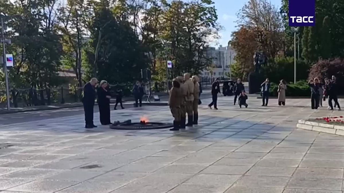 Руководитель Национального центра исторической памяти при президенте РФ Елена Малышева возложила цветы к мемориалу "Памятник 1200 гвардейцам" в Калининграде