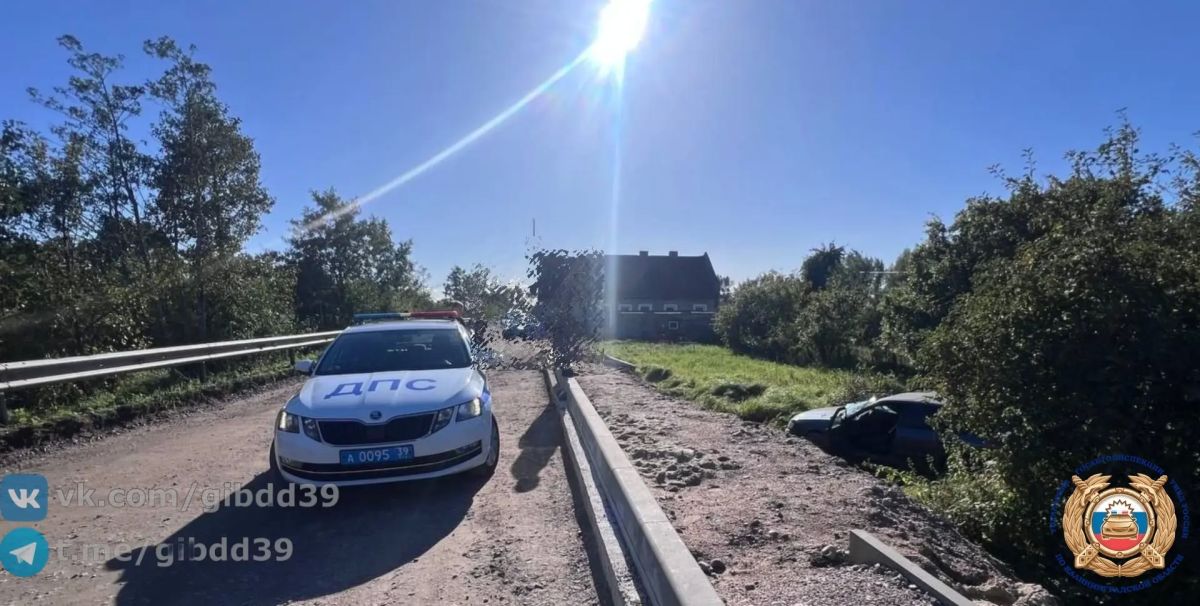 По предварительным данным, 22.09.2026 около 15:02 на автодороге «Полесск - Головкина» двигался автомобиль «Ауди» под управлением водителя 1982 года рождения, который допустил наезд на дорожное ограждение и съехал в кювет...