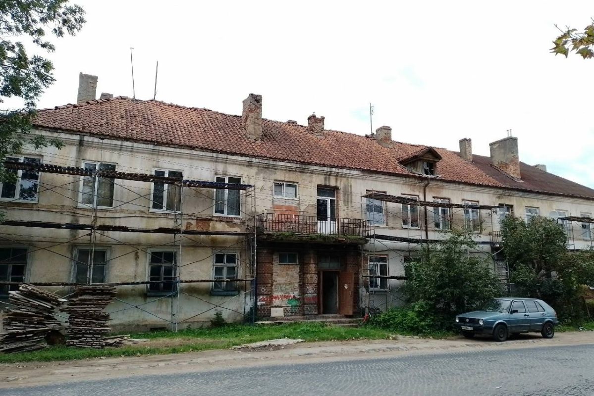 В Железнодорожном приступили к ремонту дома рядом со старинным зданием почтамта