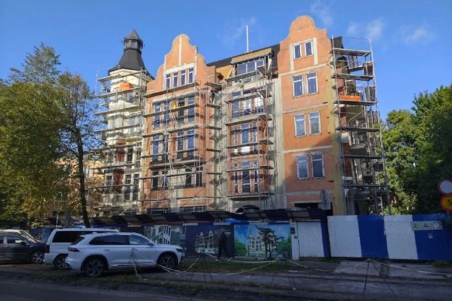 Горвласти потребовали снять баннеры с забора у строящегося дома сестры спикера Заксобрания