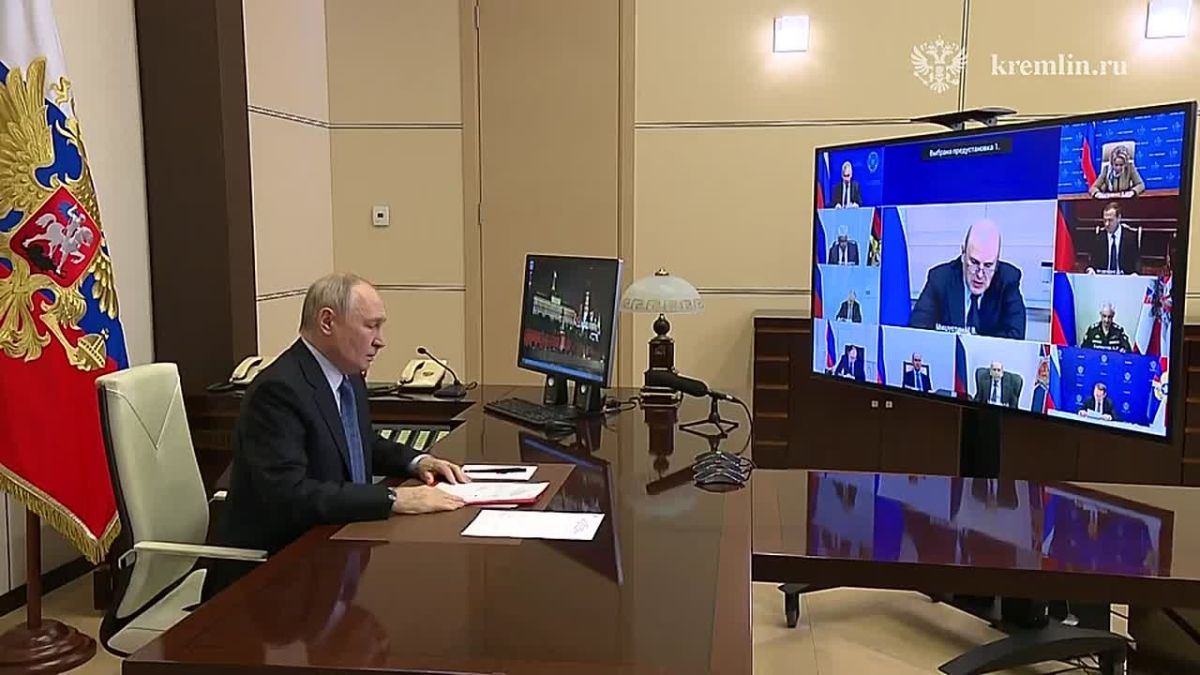 Владимир Путин по видеосвязи провёл оперативное совещание с членами Совета Безопасности